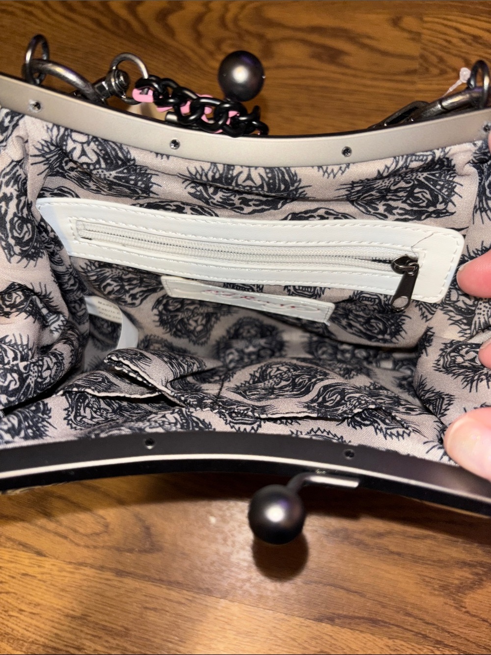 NWT Ed Hardy White and Black Tattoo Skull Shoulder Bag - Picture 4 of 7